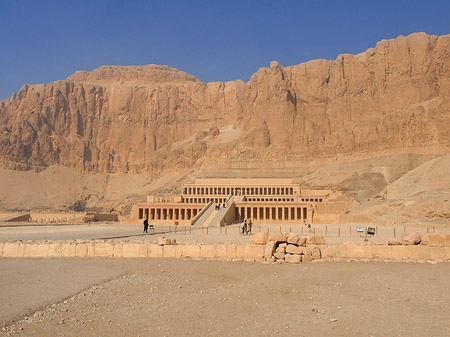 Foto Eingang zum Tempel mit Berg - 